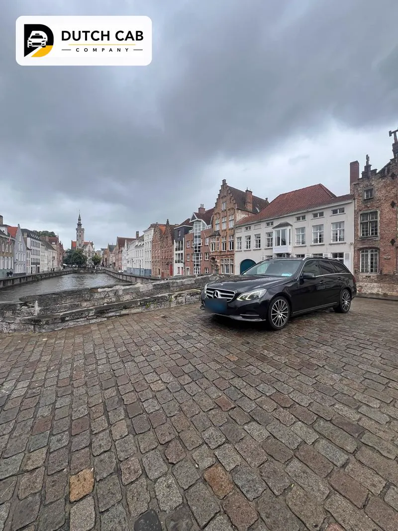 Zwarte Mercedes taxi aan een historische gracht
