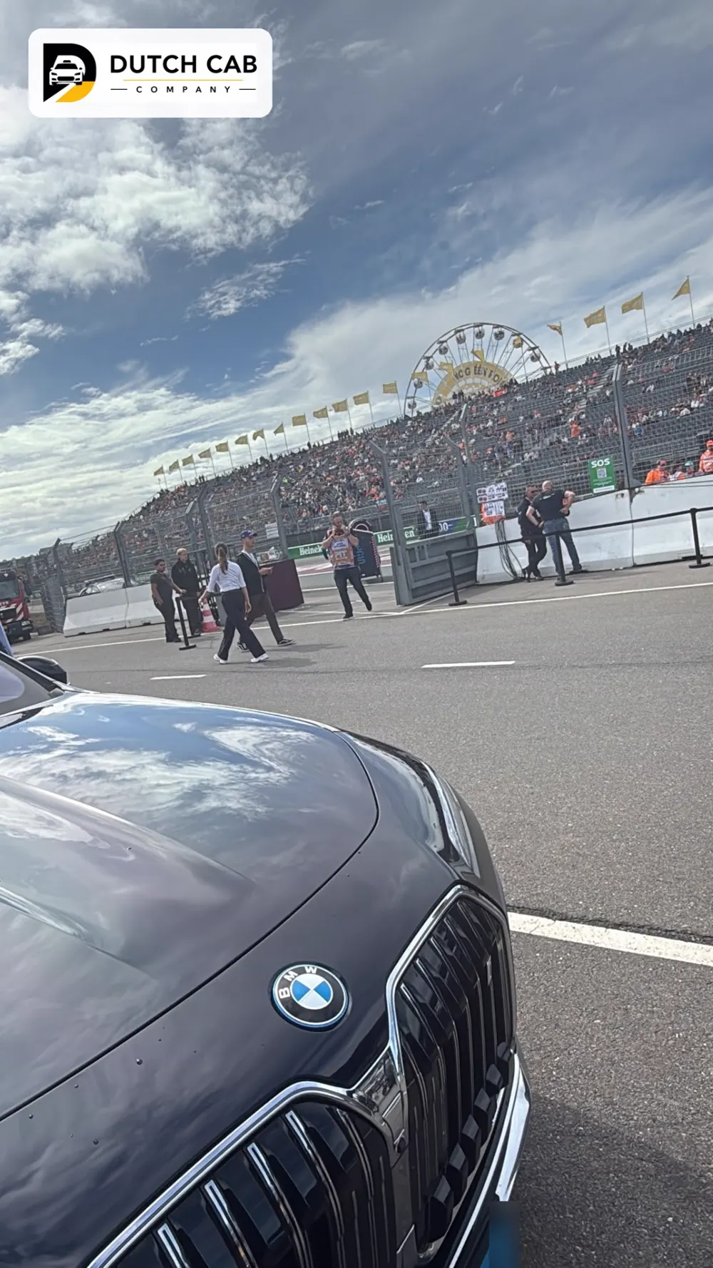 Dutch Cab Company auto bij een racecircuit tijdens een evenement