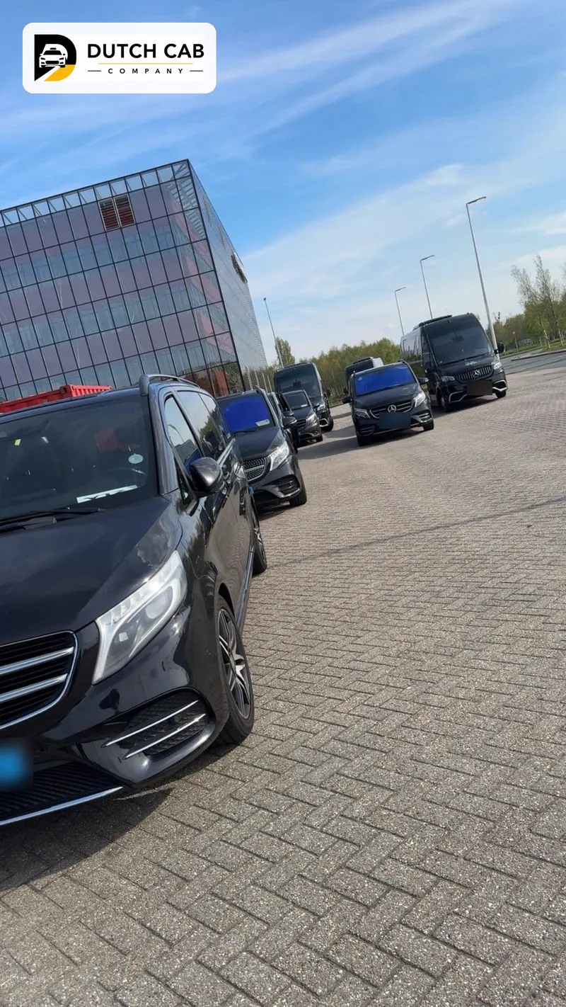 Rij zwarte Mercedes minivans voor groepsvervoer
