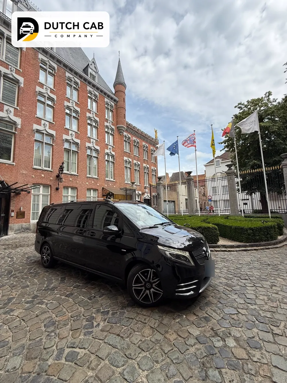 Mercedes V-Klasse voor de ingang van een luxe hotel