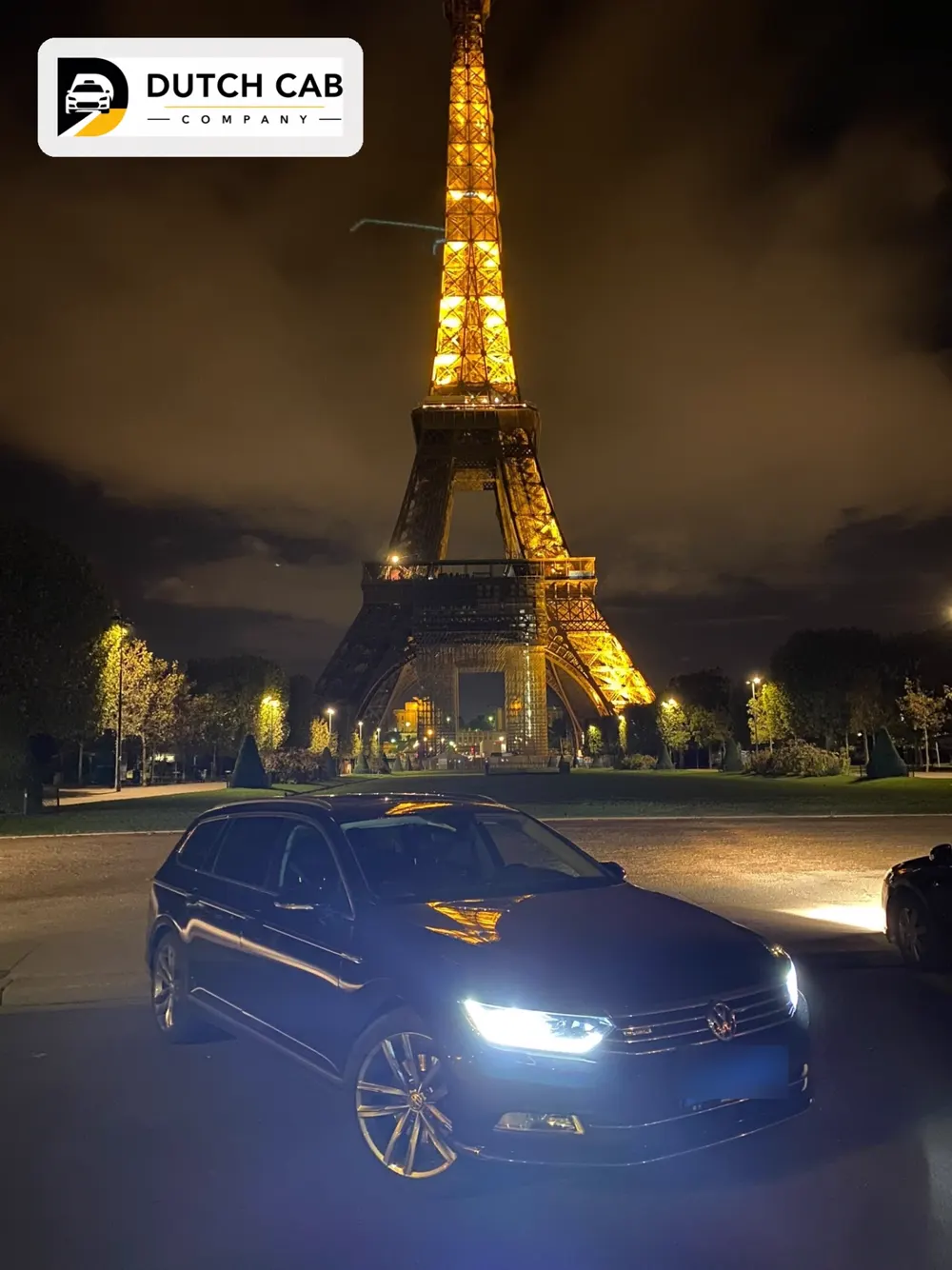 Taxi van Dutch Cab Company 's avonds bij de Eiffeltoren in Parijs
